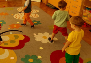 Dzieci szukają kropek w różnych kolorach
